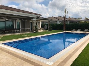 Tuzlu havuz sistemleri geleneksel klor sistemlerinden daha mı iyidir?